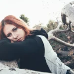 Fotografo dark Imperia - modella tronco sguardo melanconico capelli rossi