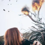Fotografo artistico Liguria - modella albero fiamme corvi volo cielo