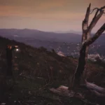 Fotografo artistico Liguria - modella lanterna tramonto colle paesaggio
