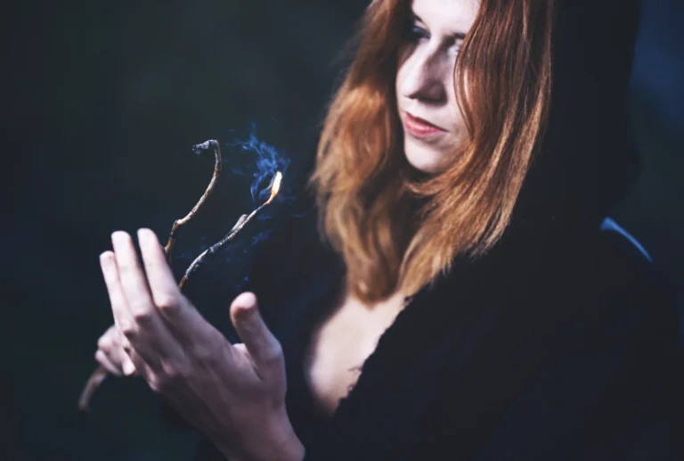 Fotografo dark Imperia - modella rametto fiamme fumo blu capelli rossi