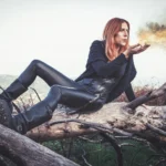 Fotografo dark Imperia - modella tronco soffia fumo dorato paesaggio