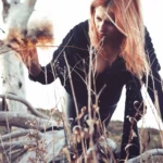 Fotografo artistico Liguria - modella rami secchi fumo arancione erba secca