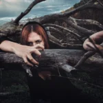 Fotografo artistico Liguria - modella tronchi secchi artigli capelli rossi