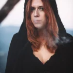 Fotografo dark Imperia - ritratto mantello cappuccio fumo paesaggio collinare