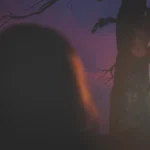 Fotografo artistico Liguria - silhouette capelli rossi lanterna buio albero