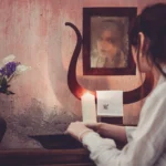 Fotografo dark Liguria - modella candela specchio antico luce fioca