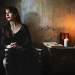 Fotografo artistico Imperia - modella abito nero candele libro antico interno
