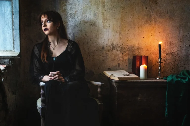 Fotografo artistico Imperia - modella abito nero candele libro antico interno