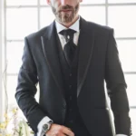 Sposo in abito tre pezzi scuro con cravat nera e bastone, ritratto a figura intera | Fabio Zenoardo
