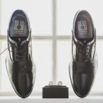 Scarpe da cerimonia Carlo Pignatelli nere viste dall'alto con gemelli su scatola | Fabio Zenoardo