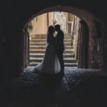 Silhouette degli sposi che si baciano in un arco medievale in un caruggio ligure | Fabio Zenoardo