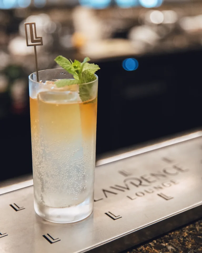 Cocktail con menta e ghiaccio sul bancone del Lawrence Lounge, drink photography Royal Hotel Sanremo