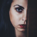 Fotografo dark Imperia - close-up mezzo viso ombra labbra rosse piercing
