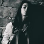 Fotografo dark Imperia - modella bianco nero muro rosa camicetta