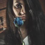 Fotografo artistico Liguria - ritratto rosa blu sguardo diretto piercing