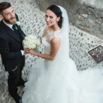 Sposi fotografati dall'alto in un vicolo ligure acciottolato, gonna in tulle della sposa | Fabio Zenoardo
