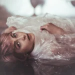Fotografo artistico Imperia - modella capelli rosa plastica sguardo camera
