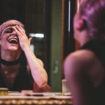 Fotografo ritratto Liguria - modella pennello trucco fronte occhi chiusi