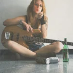 Fotografo artistico Imperia - modella chitarra basso pavimento lattine