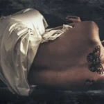 Fotografo dark Liguria - modella tatuaggio farfalla sfondo scuro grunge