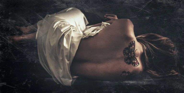 Fotografo dark Liguria - modella tatuaggio farfalla sfondo scuro grunge