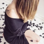 Fotografo artistico Liguria - modella schiena vestito nero petali neri