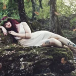 Fotografo fashion Imperia - modella capelli rossi addormentata muschio bosco