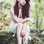 Fotografo artistico Imperia - modella seduta rocce tatuaggi anelli gioielli
