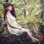 Fotografo artistico Imperia - modella seduta rocce bosco autunnale foglie