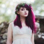 Fotografo fashion Imperia - ritratto bosco corona foglie abito bianco capelli rossi