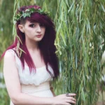Fotografo ritratto Imperia - ritratto modella fronde salice piangente corona foglie