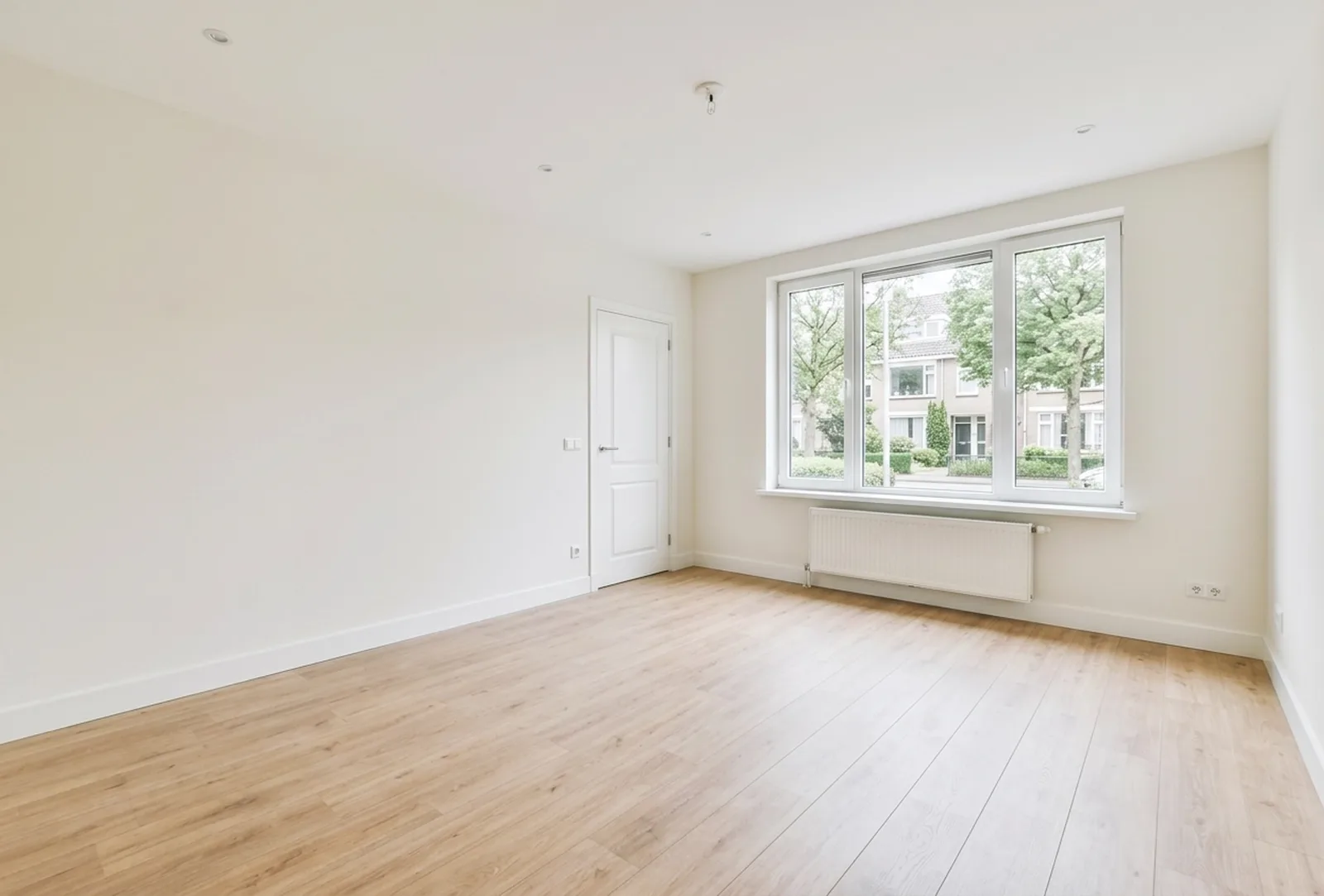 Stanza vuota con pavimento in parquet e finestra, prima dell arredamento digitale con virtual staging AI