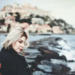 Fotografo fashion Imperia - modella bionda giacca fragole lungomare ligure mare