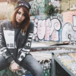 Fotografo street Imperia - modella cappellino New York giacca grafica skatepark