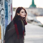 Fotografo fashion Imperia - modella cappotto sciarpa muro graffiti faro Imperia