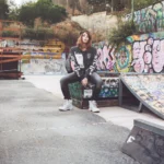 Fotografo fashion Liguria - modella giacca grafica seduta rampe skatepark graffiti