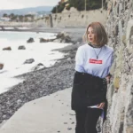 Fotografo street Imperia - modella look street muro lungomare mare sfondo