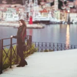 Fotografo fashion Imperia - modella sciarpa colorata passeggiata vista porto Imperia
