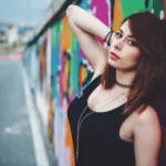 Fotografo fashion Liguria - modella top nero choker murale colorato street look