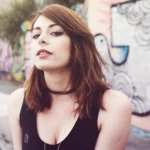 Fotografo ritratto Liguria - ritratto modella top nero choker skatepark graffiti