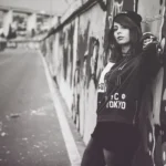 Fotografo ritratto Imperia - ritratto bianco nero cappellino muro scritte Tokyo street