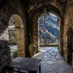 Porticato in pietra a Glori, frazione di Molini di Triora, con vista sulle montagne del Parco delle Alpi Liguri